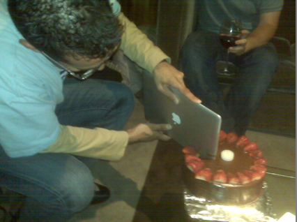 Директор HP Gaming разрезает торт ноутбуком Apple MacBook Air