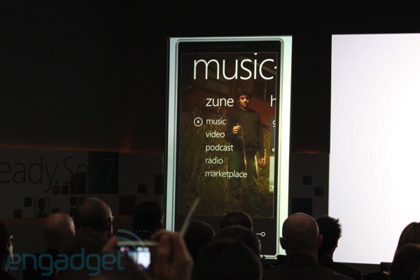 Windows Phone 7 - презентация (16 фото + видео)
