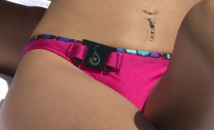 Swimsuit with UV sensor