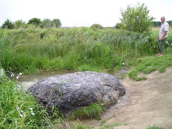 Легендарный Синь-Камень. Фотография взята с сайта http://www.pereslavl.info/page-id-1093.html