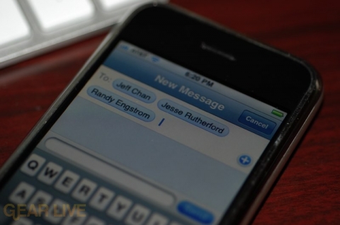 Возможность отправки SMS нескольким контактам в iPhone